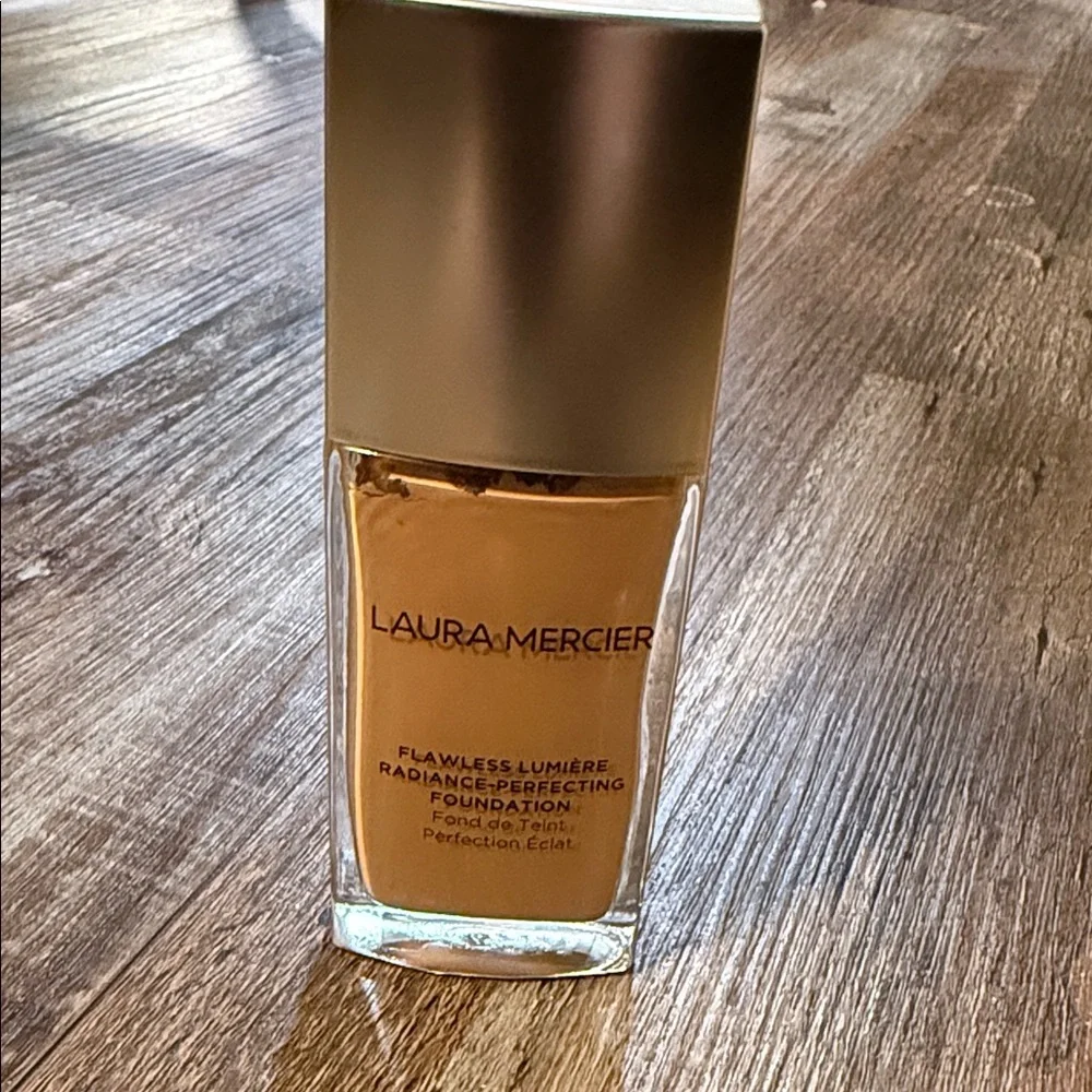 Laura Mercier Flawless Lumière Foundation - 2C1 Ecru